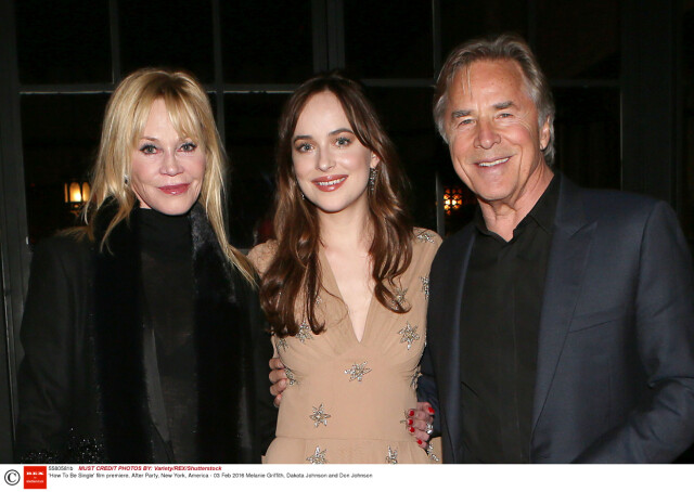 BERØMT FAMILIE: Her er Dakota Johnson sammen med sine berømte foreldre, Melanie Griffith og Don Johnson, på filmpremieren til den romantiske komedien How To Be Singel tidligere i år. Foto: NTB Scanpix BERØMT FAMILIE: Her er Dakota Johnson sammen med sine berømte foreldre, Melanie Griffith og Don Johnson, på filmpremieren til den romantiske komedien How To Be Singel tidligere i år. Foto: NTB Scanpix